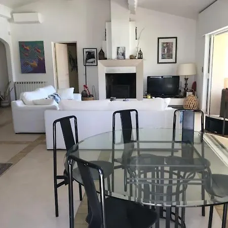 De Plein Pied Pour 8 Personnes A Gassin Villa